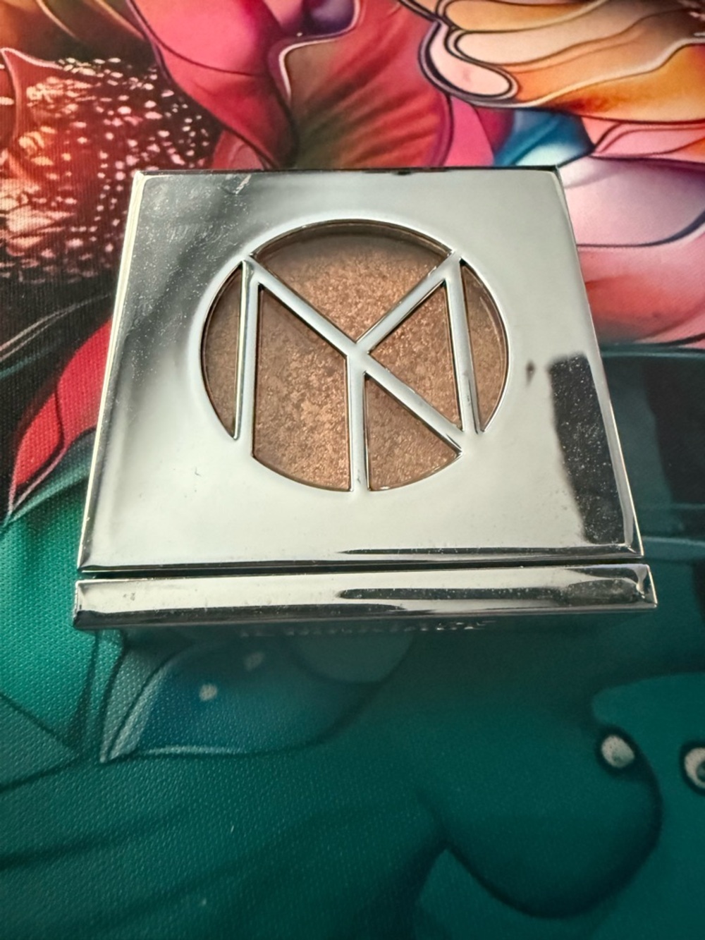 IL MAKIAGE Silver Compact Color Boss Eyeshadow - 'Eyes on the Prize'